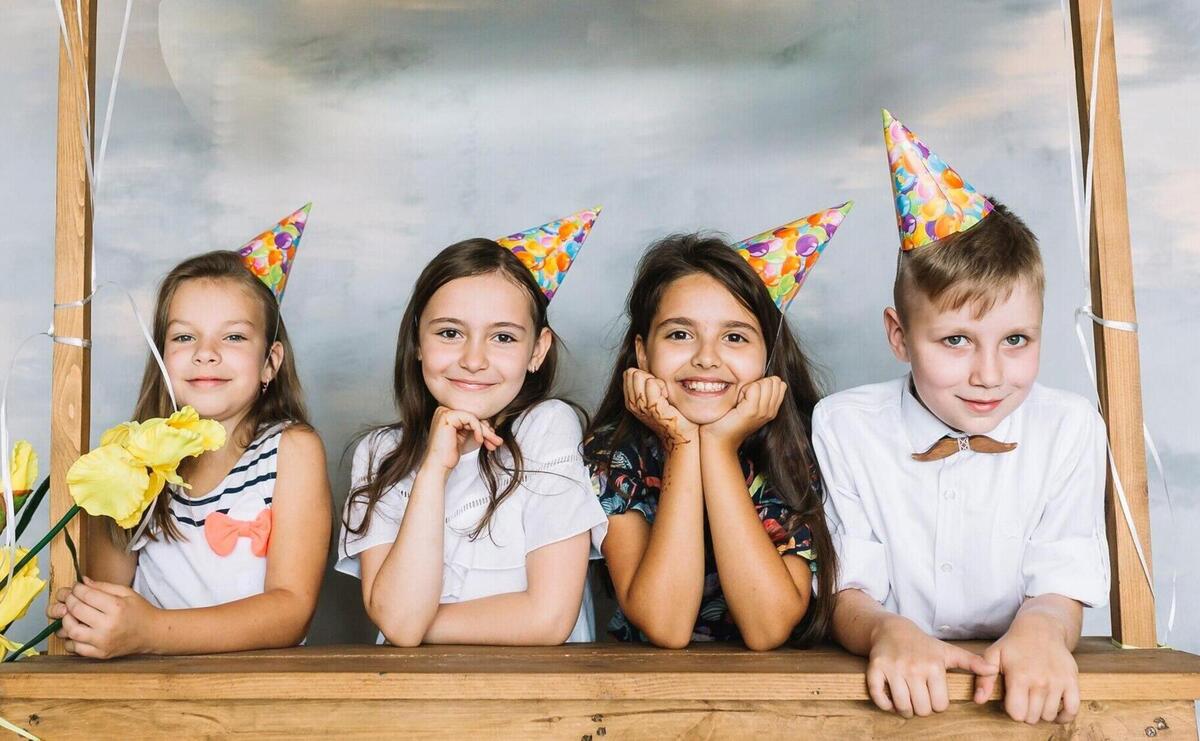 Kids behind stall on birthday party