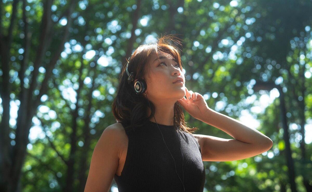 Medium shot woman with headphones